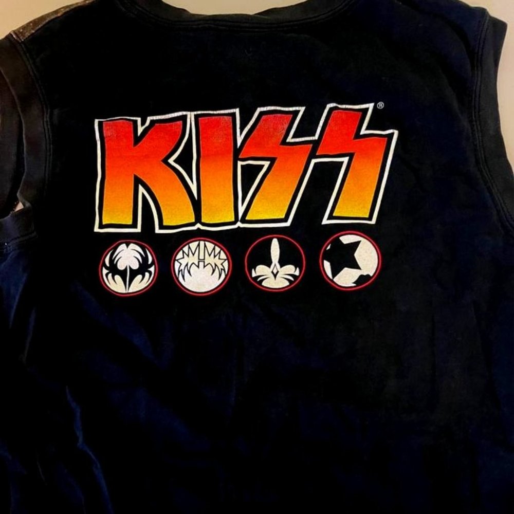BOYS SIZE SMALL (8) "KISS" CONCERT MUSCLE T-SHIRT FROM CHUMASH KISS CONCERT 2006